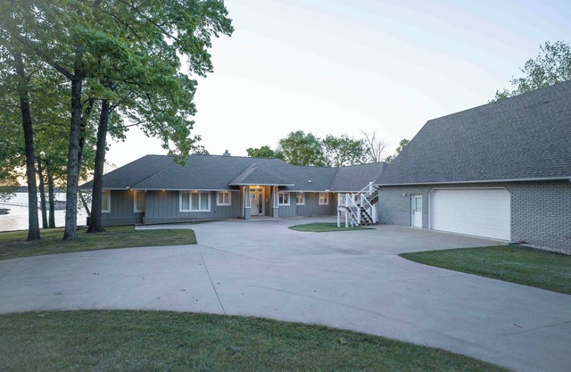 Relaxing Lakefront property located on Beautiful Grand Lake of the Cherokees!