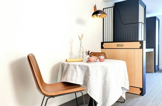 Relaxing Lexington Lodging, Central Location, Outdoor Patio, Pets are Allowed