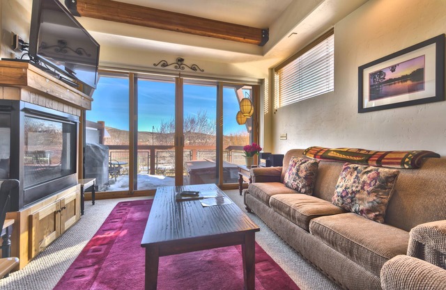 Relaxing Luxury Townhome, Great Location Overlooking Nature Preserve in Park City Preserve