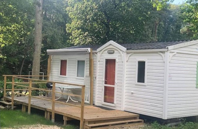 RELAXING MOBILE HOME AND FRIENDLY POOL