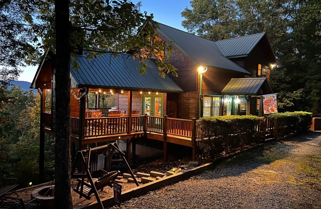 Relaxing mountain views, 4 king beds, 3 baths, hot tub, and game room!