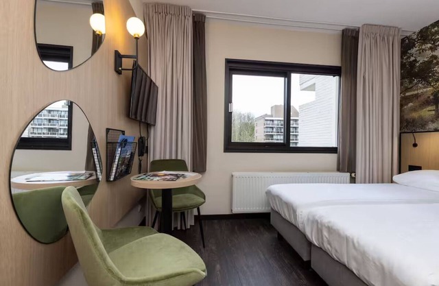 Relaxing Nature Retreat with Indoor Pool, Lush Gardens and Free Parking
