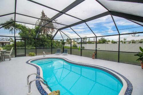 Relaxing pool home in Englewood - Awake Zone