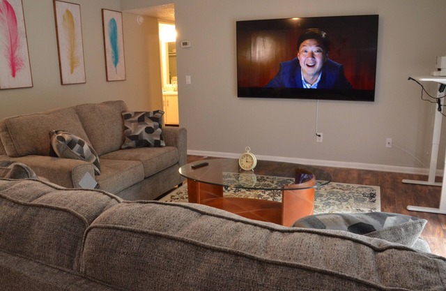 Relaxing Retreat: 2-bedroom apartment in superb Enterprise highspeed internet