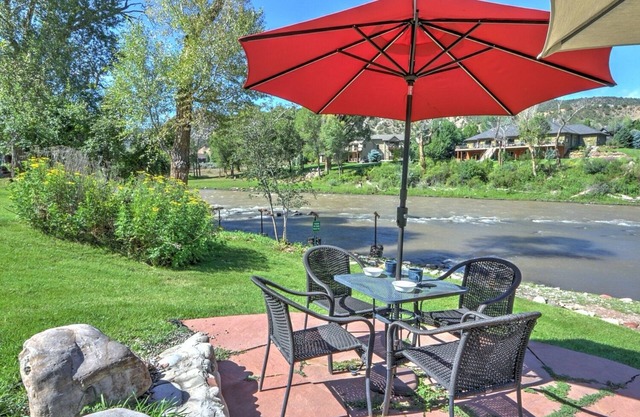 Relaxing River's Edge Condo w/Private Beach, Fishing/Boat Access, 33 mi 2 Aspen