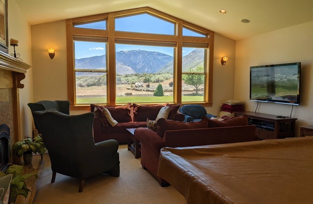 Relaxing Sierra Sunrise Family Getaway w/EV Level 2 Charger - 4 bdrm 3 1/2 bath