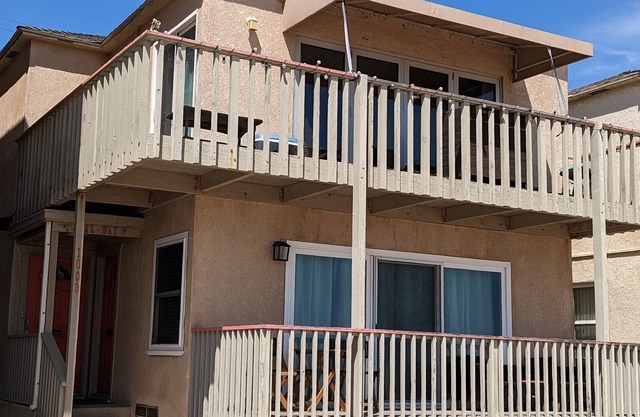 Relaxing, Small-Town Feels, Beach House - ON the beach!