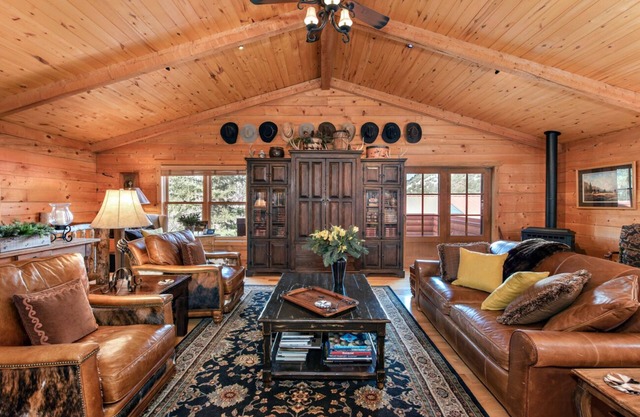 Relaxing, spacious Rocky Mountain log retreat- convenient Roaring Fork location!