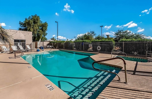 Relaxing Spacious Unit Near Attractions, Free, Wifi, Pool, Parking, Breakfast