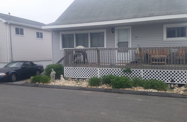 Relaxing summer rental, walking distance to the beach, short ride to the outlets