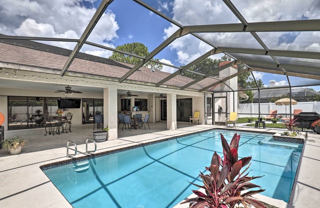 Relaxing Tampa Abode w/Screened Lanai & Pool