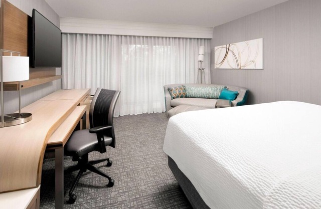 Relaxing Unit Near to International Rose Test Garden! Pool, Pet-friendly