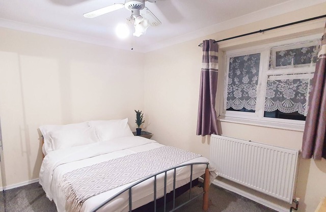 Remarkable 1-Bed Flat in Slough, Near Farnham Road
