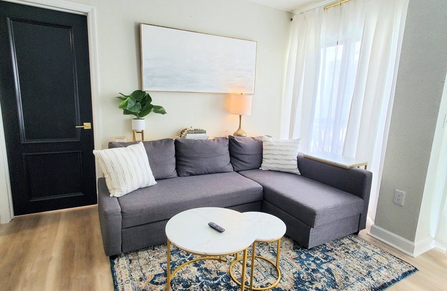 Remodeled 2 BD/2 BA minutes from Universal Studios