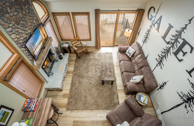 REMODELED! 2B/2B, Deck off10th GOLF Green, Dog Friendly, Pool, WIFI, in Resort!