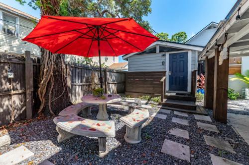 Remodeled 2BR Apartment w/Garden Deck
