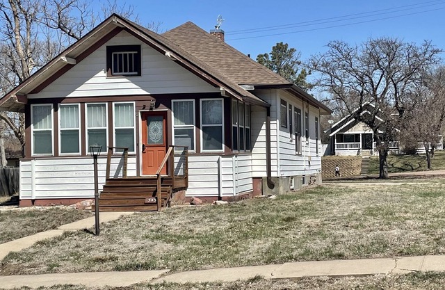 Remodeled 3 bed/1bath, w/ yard..walk to shop, eat and entertainment. Sleeps 8+