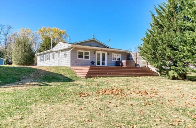 Remodeled, 3 BR, cabin on river
