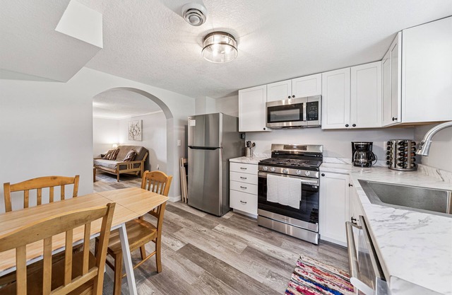 Remodeled 4 Bed Home by Wedding Venues w/Bonfire