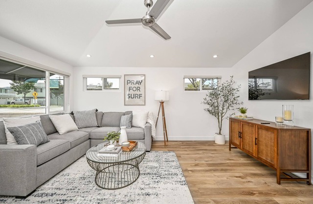 Remodeled Beach Home 2 Car Parking/Clean/Patio w/Firepit