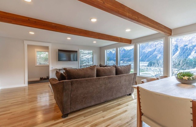 Remodeled beach house with panoramic views of Gastineau Channel