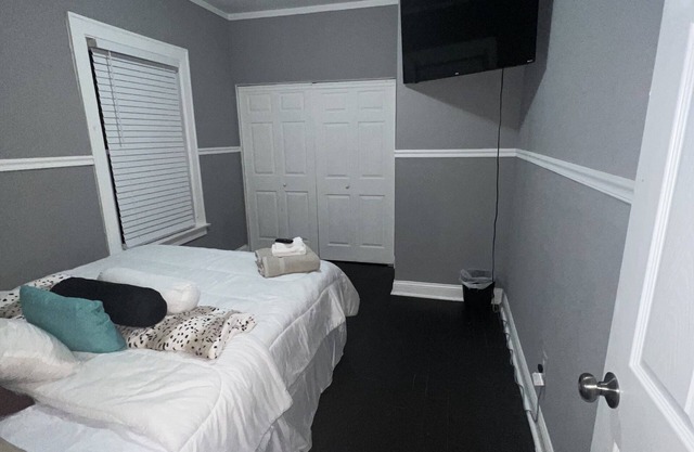 Remodeled Chicago Bungalow Perfect for Families or Groups/Huge Back Yard.