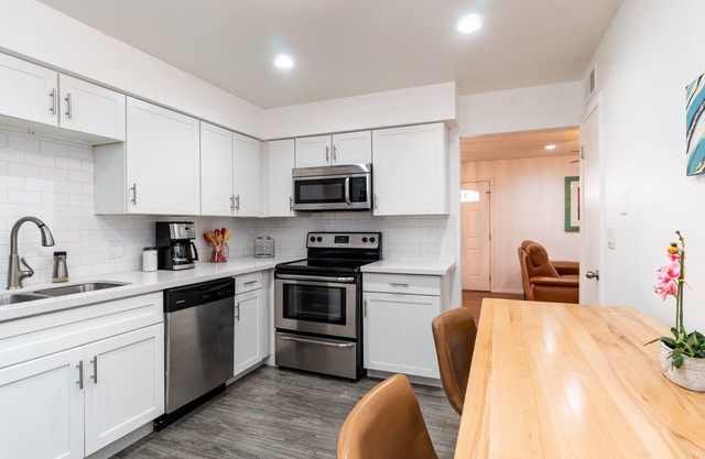 Remodeled condo Old Town Scottsdale. 1 block to canal 10 min walk Old Town, Mall