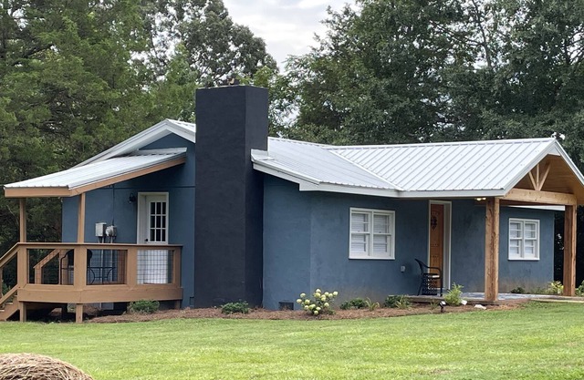 Remodeled Cottage with farm setting views and wildlife