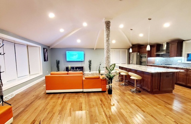 Remodeled cozy home with firepit and close to the Waterfall Glen Forest Preserve