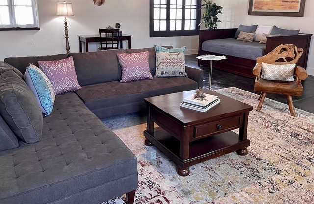 Remodeled Historic Townhome across from Fort Clark Museum