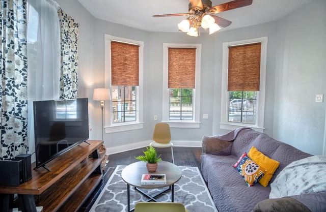 Remodeled Historic 2BR 1BA House Near Downtown