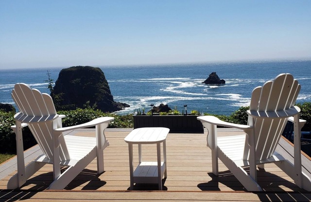 Remodeled home- spacious, beautiful yard, hot tub & ocean view all around!