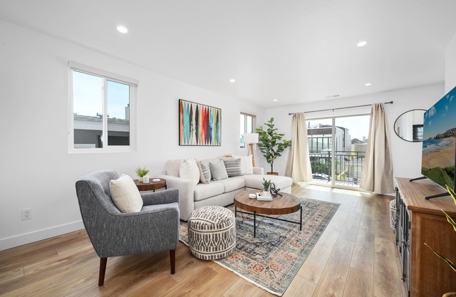 Remodeled - Modern - 2 Bedroom - Walk to the Beach