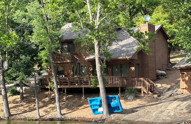 Remodeled Ozarks Lakefront-Lilly pad, kayaks, Private dock slip & boat ramp.