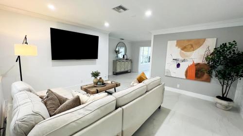 Remodeled Palm Haven Escape, Movie Room, Backyard