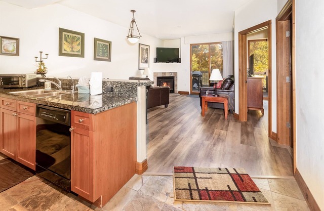 Remodeled Two Level Condo. Fireplace. Free Shuttle
