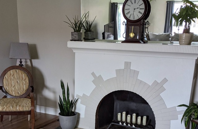Renovated 1940 Tudor close to downtown Holly & many wedding venues