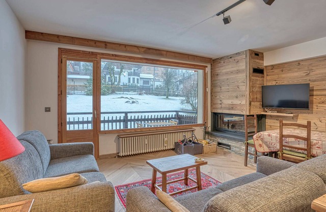Renovated 2-Bedroom Apartment in Megève Centre with Balcony, Fireplace, and Covered Parking