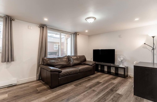 Renovated 2 bedroom condo/5 mins from downtown