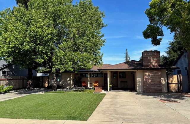 Renovated 2 bedroom in a great West End location.