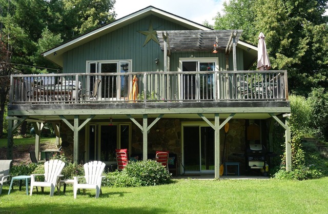 Renovated 3 bedroom house with views of lake