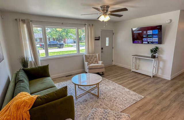 Renovated 3 BR 2 Ba Entire Home with GAME ROOM! 5 Minutes to Ball State!
