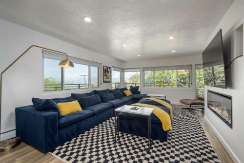 Renovated 3BD 2BA Escape w Hot Tub and City Views