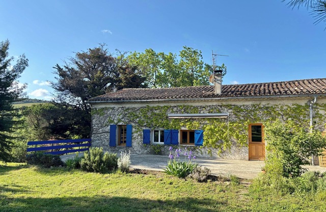 Renovated, air-conditioned gîte with private garden "Aux Volets Bleus