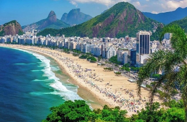 Renovated apartment with view of Copacabana beach 200 meters away