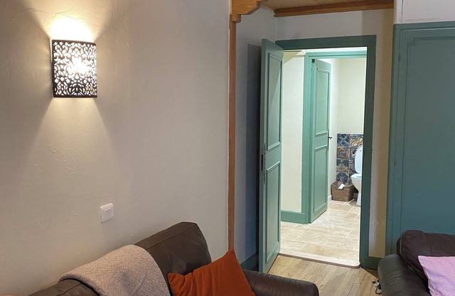 Renovated apartment in riverside village near Cahors
