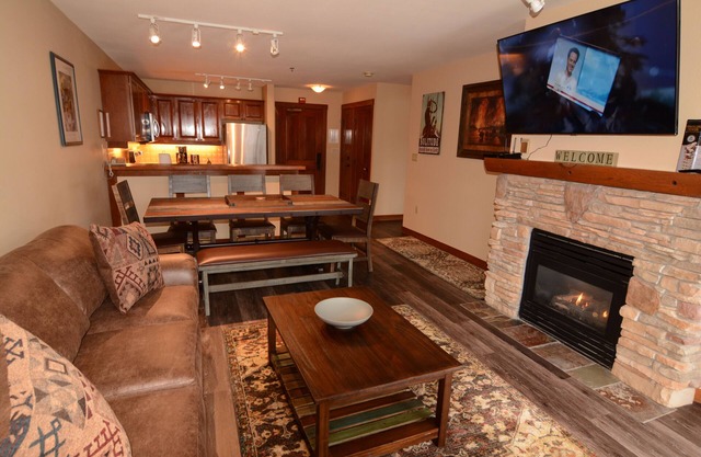 Renovated Central Village, Mountain Views Spacious Ski-In/Out condo. Summer A/C