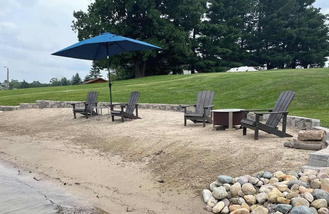 Renovated cottage in quiet lake community. Game room. All-sports Lake Diane.