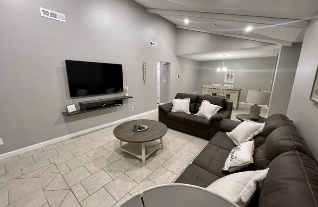 Renovated cozy and clean house near UofA