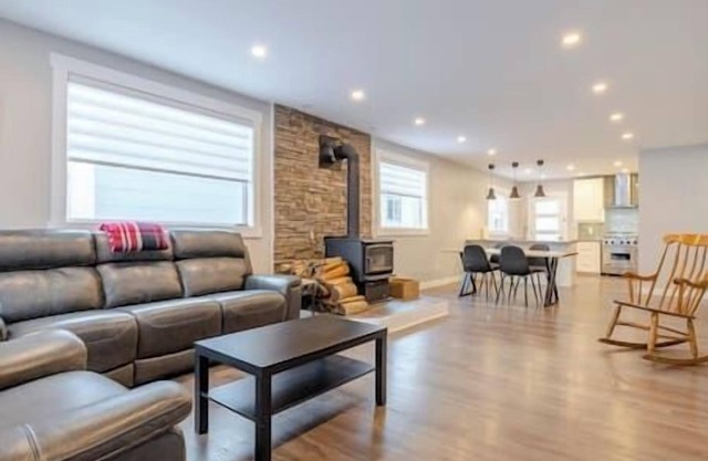 Renovated Downtown Home/Wood Fireplace/2 BDRM